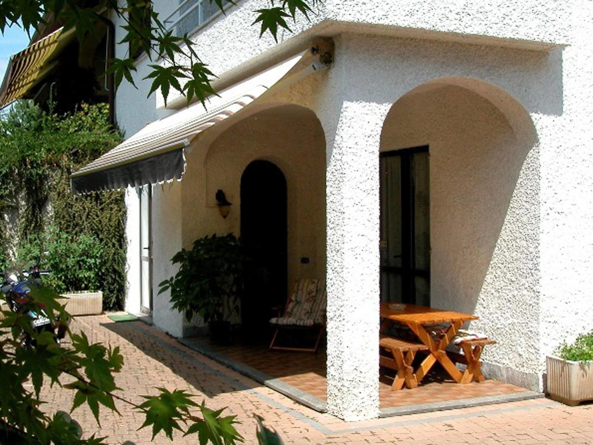 B&B Villa Monterosa Con Piscina Castronno Екстериор снимка